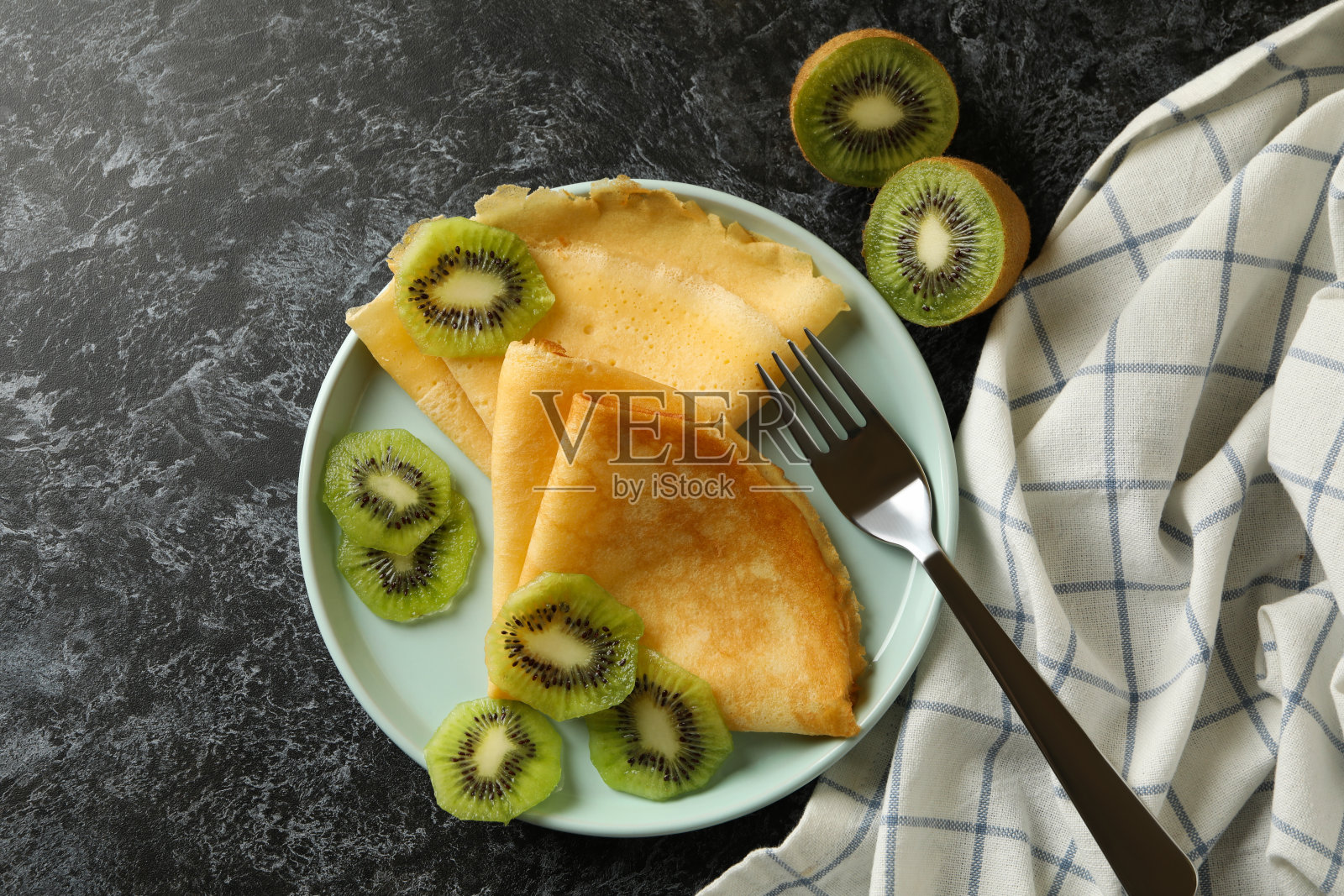 概念美味早餐与猕猴桃在黑烟背景照片摄影图片