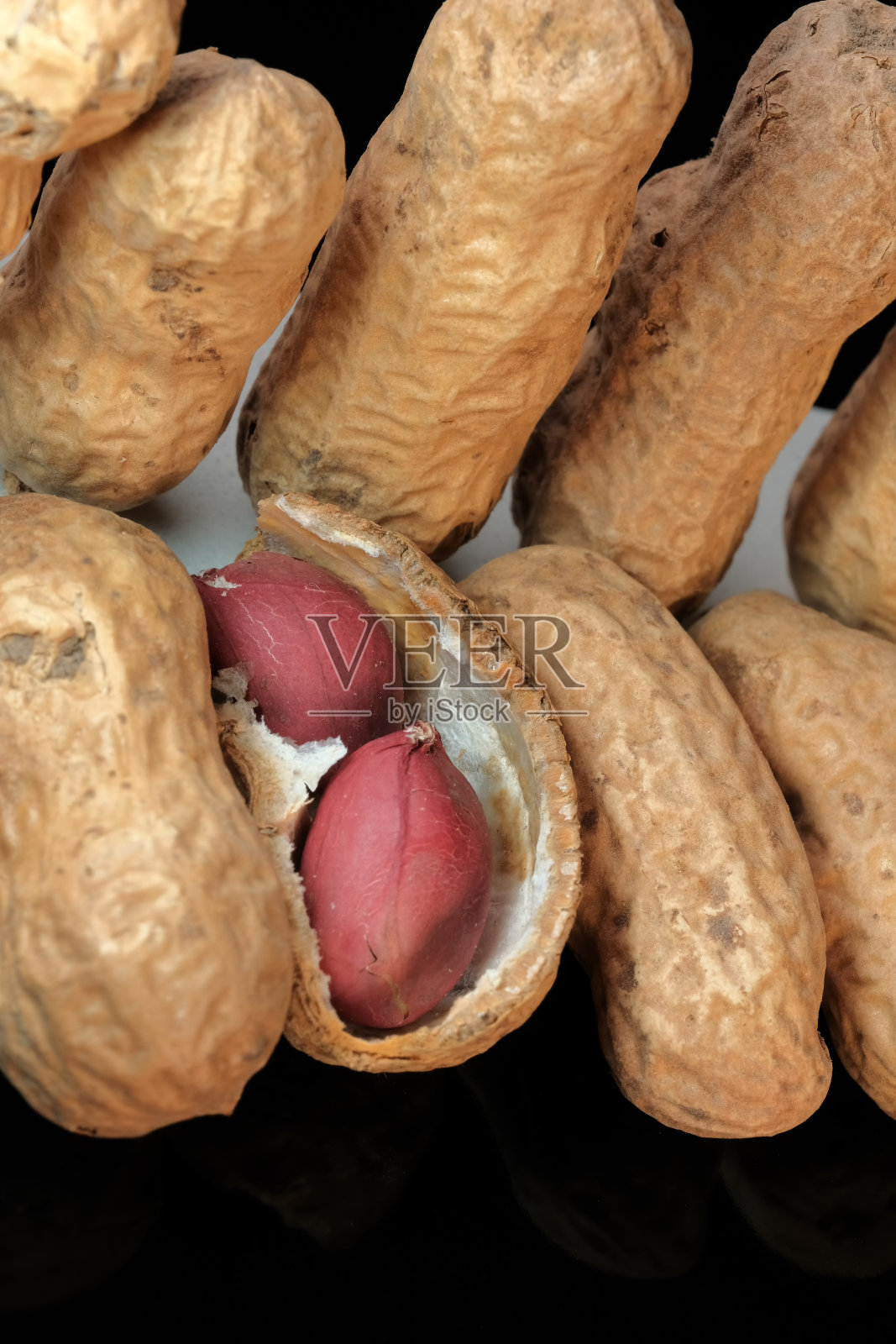 一盒盒油炸花生仁特写照片摄影图片