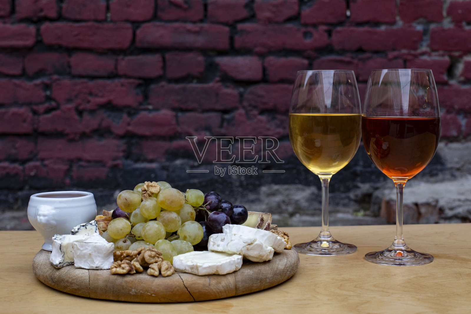 什锦奶酪配酒照片摄影图片