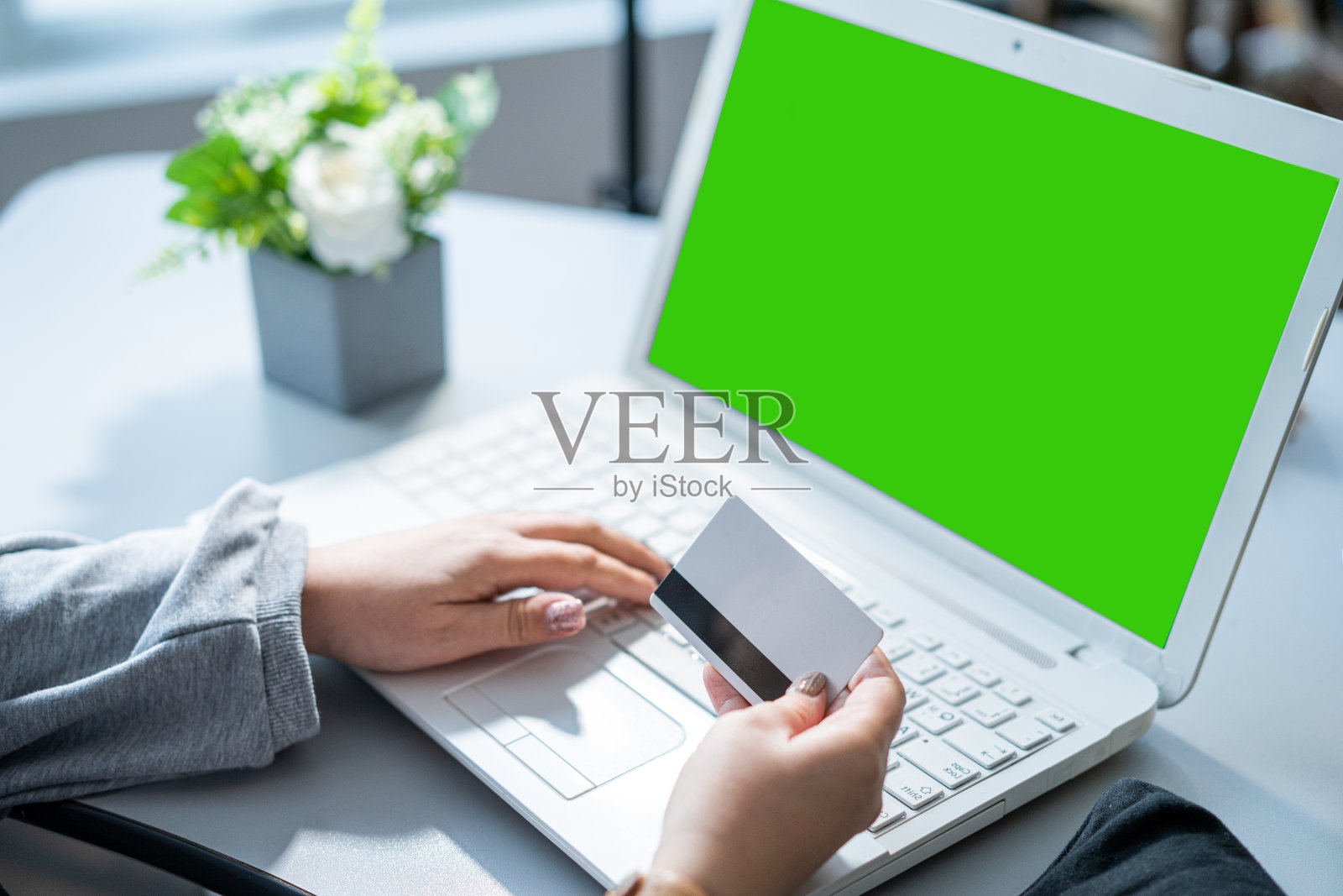 年轻女子的手在电脑上工作照片摄影图片