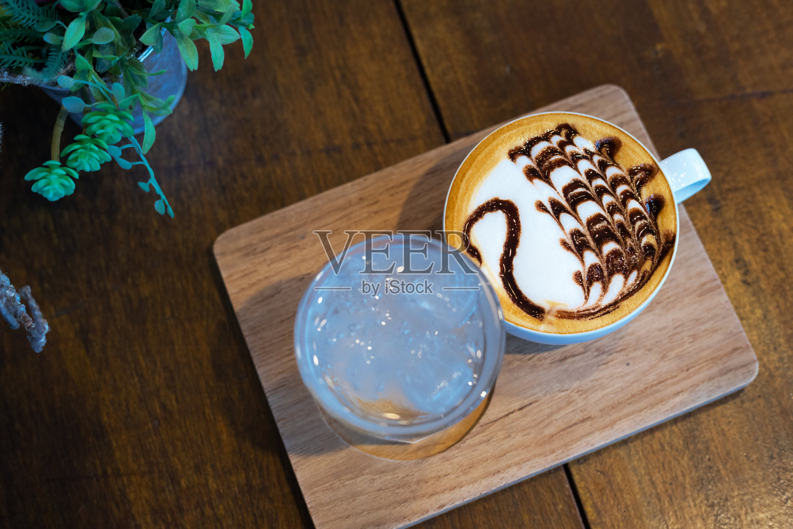 看看盘子和桌子上的卡布奇诺照片摄影图片