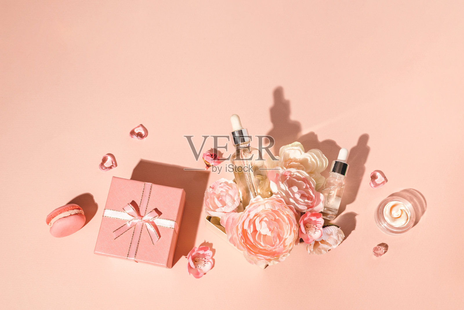 天然化妆品、精华液、精华液、天然护肤结合鲜花礼品。春季礼物概念为女性节日照片摄影图片