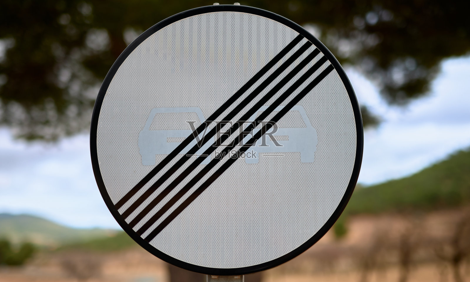 没有以蓝天和树木为背景的超车交通标志照片摄影图片