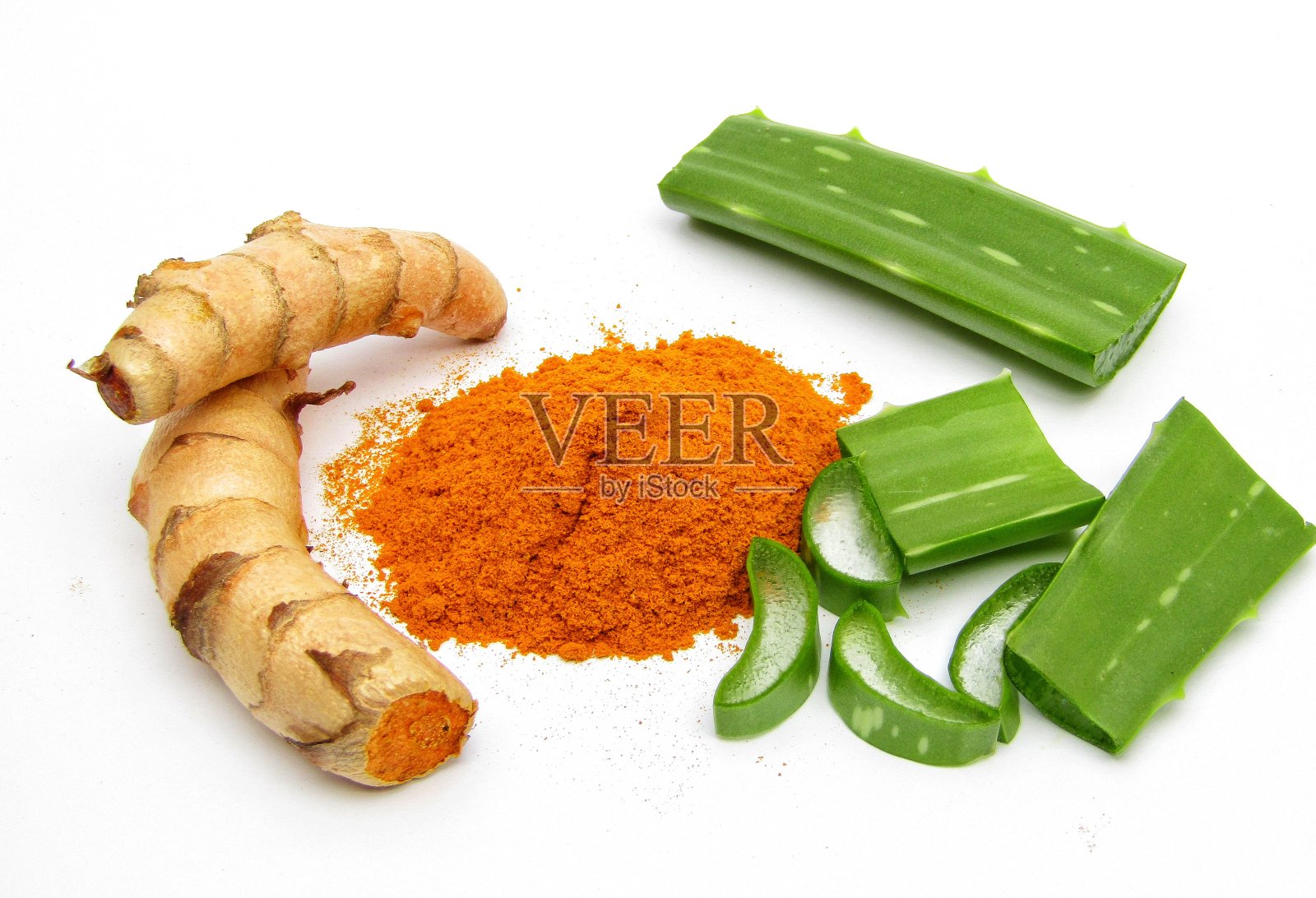 姜黄根和粉末与芦荟片分离在白色背景照片摄影图片