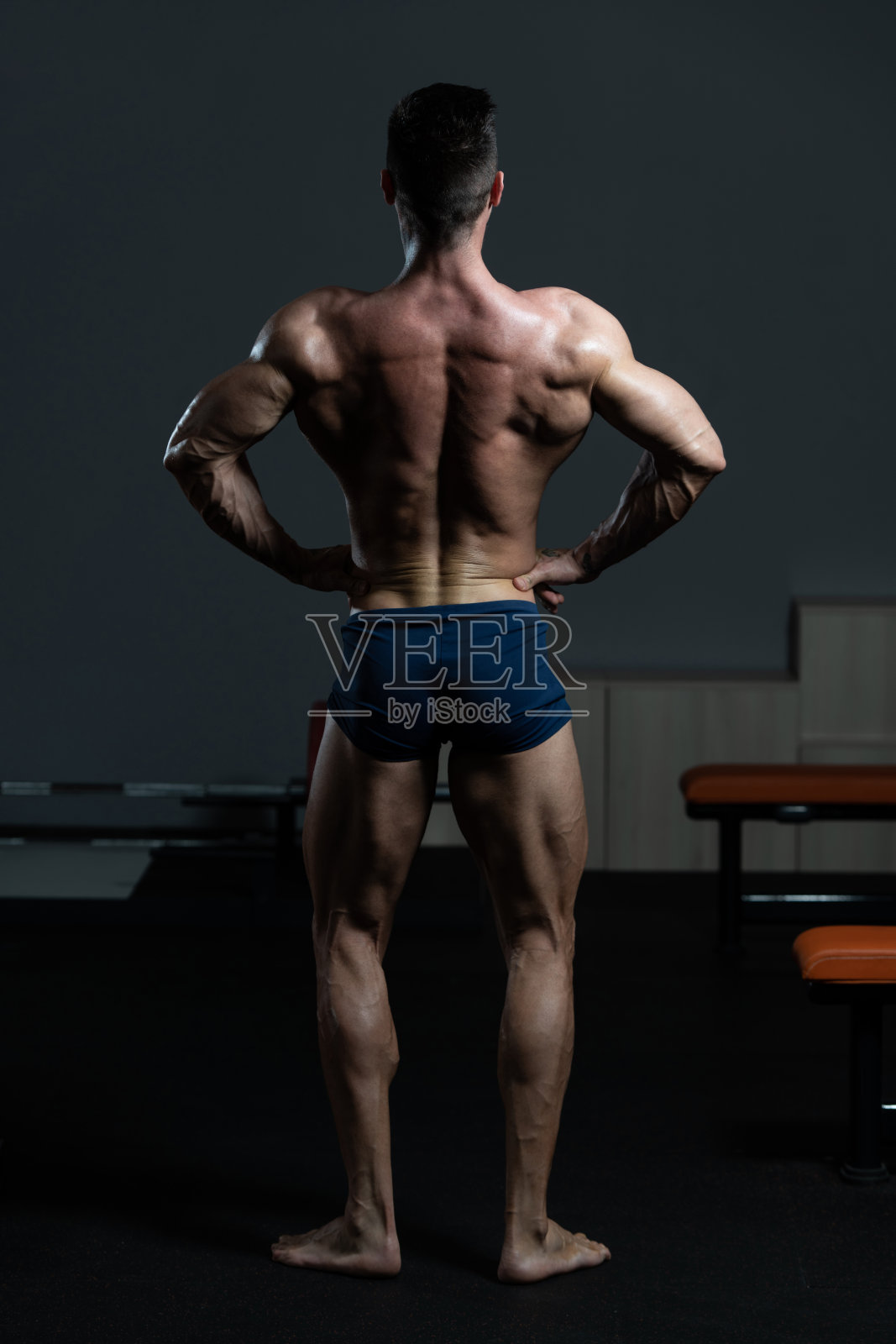 英俊的肌肉男在健身房锻炼肌肉照片摄影图片