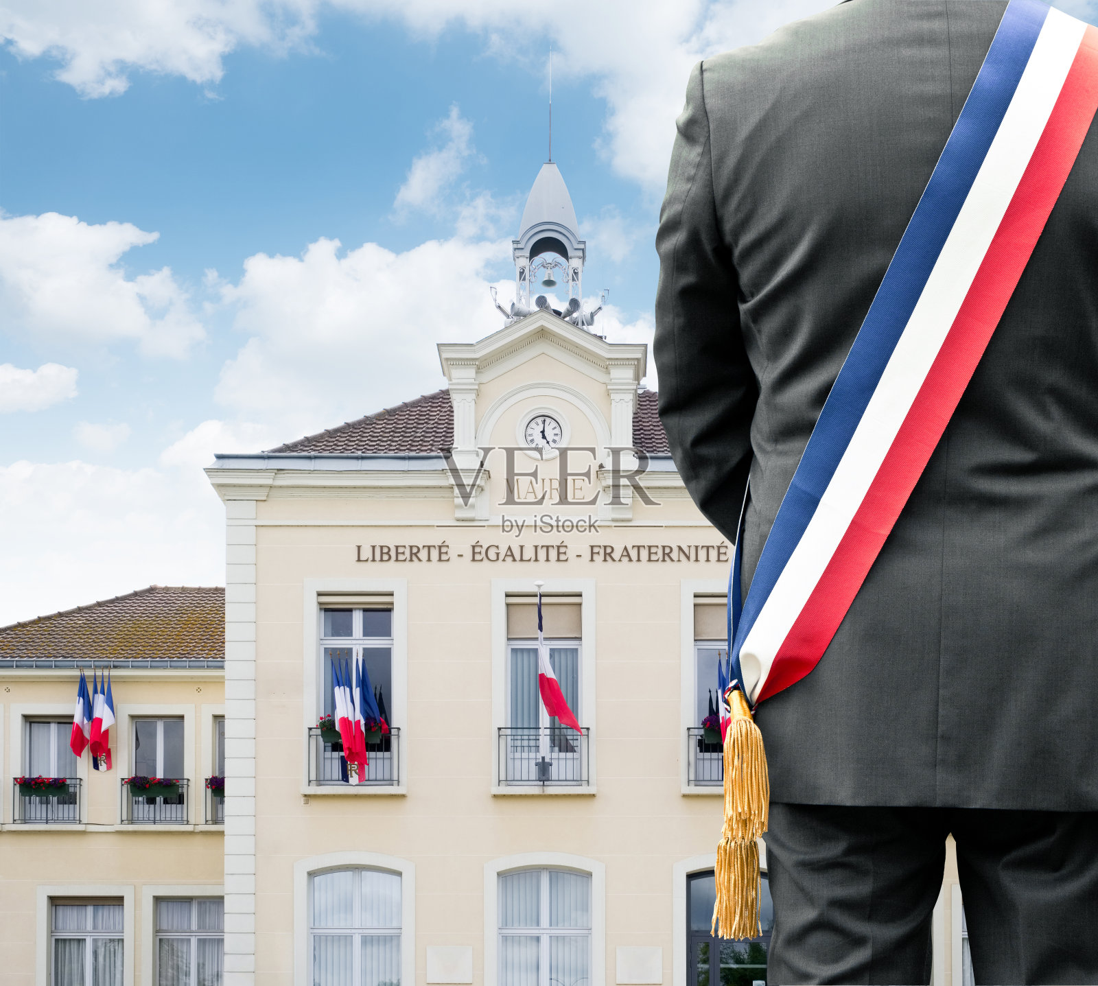 一个市长站在市政厅前照片摄影图片