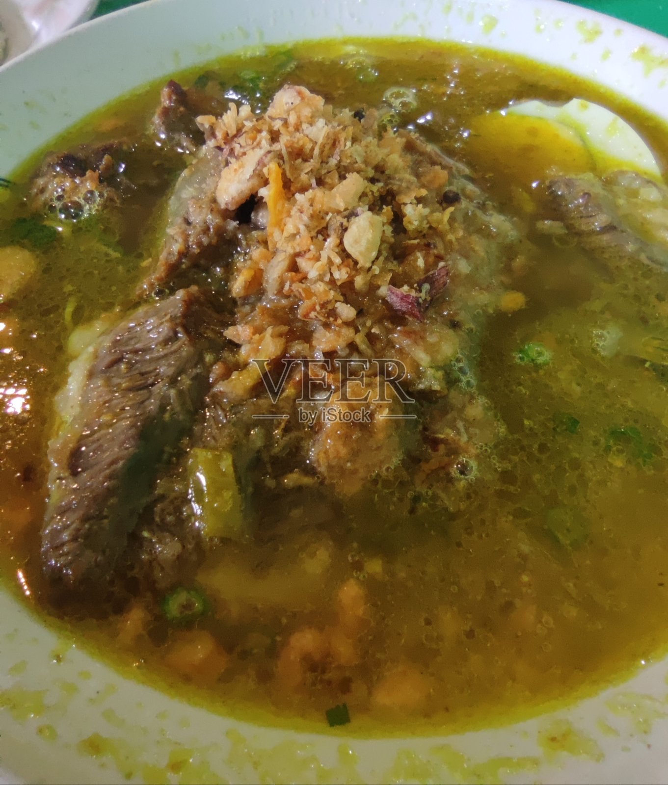 有肉和汤的印尼食物照片摄影图片