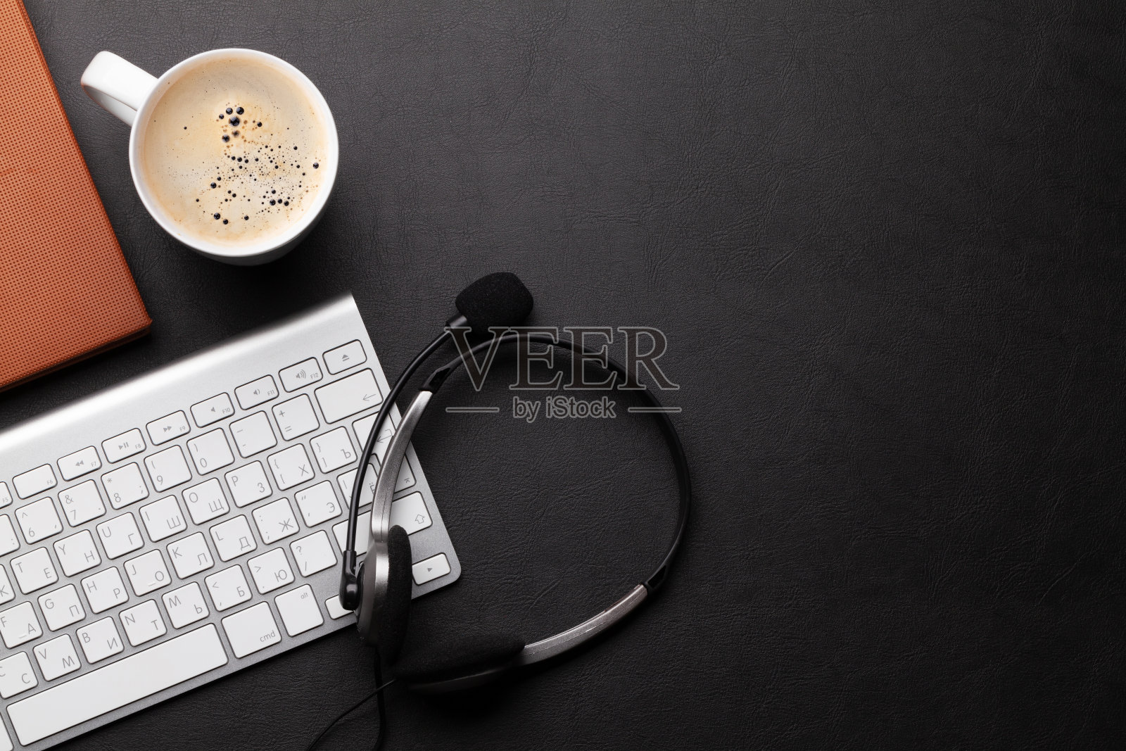 带耳机的办公桌和办公用品照片摄影图片