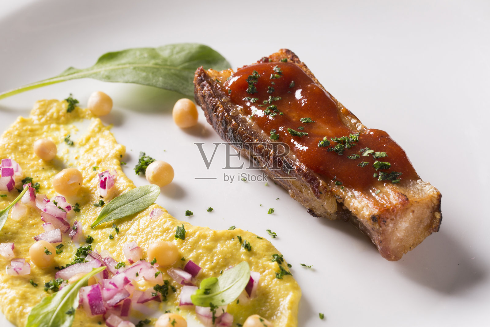 烤培根配番石榴酱、豌豆沙拉、西洋菜和洋葱。照片摄影图片