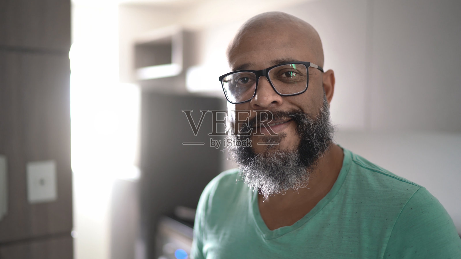 一个成熟男人在家的肖像照片摄影图片