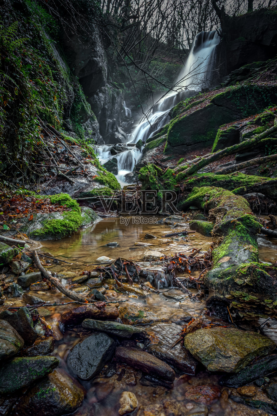 西班牙维戈里约热内卢Eifonso徒步旅行路线尽头的瀑布照片摄影图片
