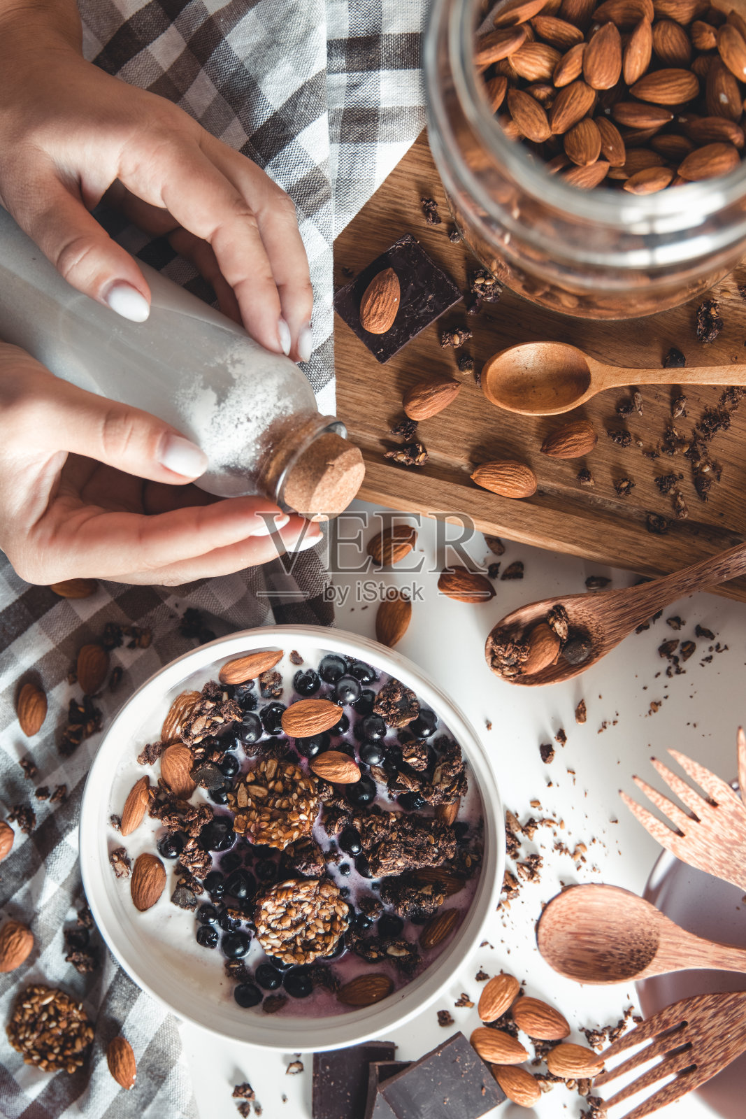 一碗脆脆的加杏仁奶的自制格兰诺拉麦片照片摄影图片