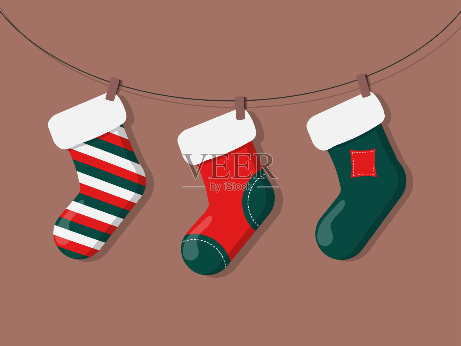 一套圣诞袜。在晒衣夹上打补丁的条纹袜子。圣诞节,冬天的颜色插画图片素材