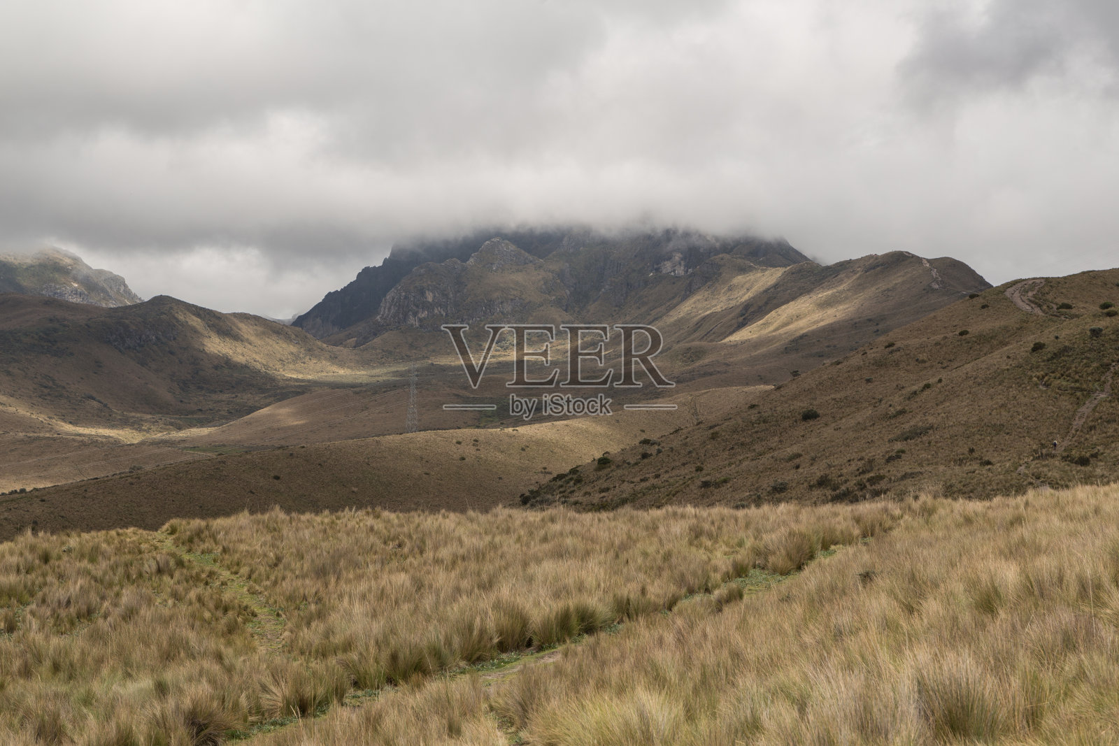美丽的风景火山周围的山脉被云覆盖在夏季在安第斯山脉大火照片摄影图片