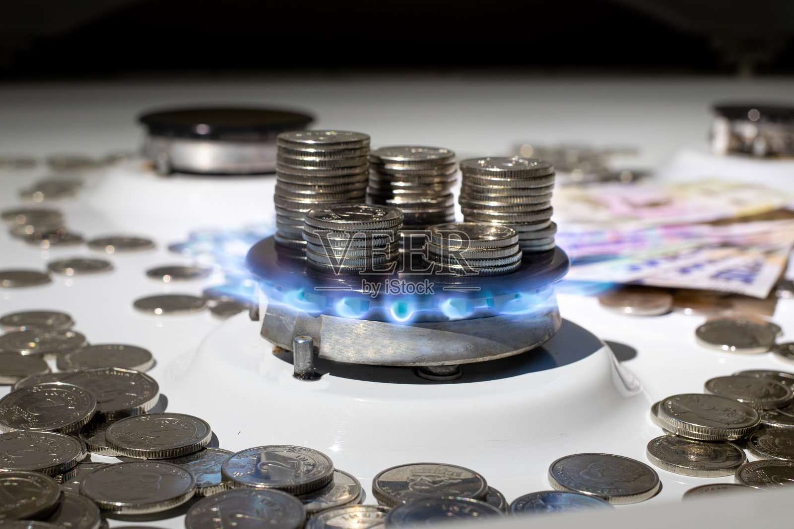 乌克兰硬币格里夫尼亚和火气柱。乌克兰格里夫尼亚法案背景下的天然气价格。照片摄影图片