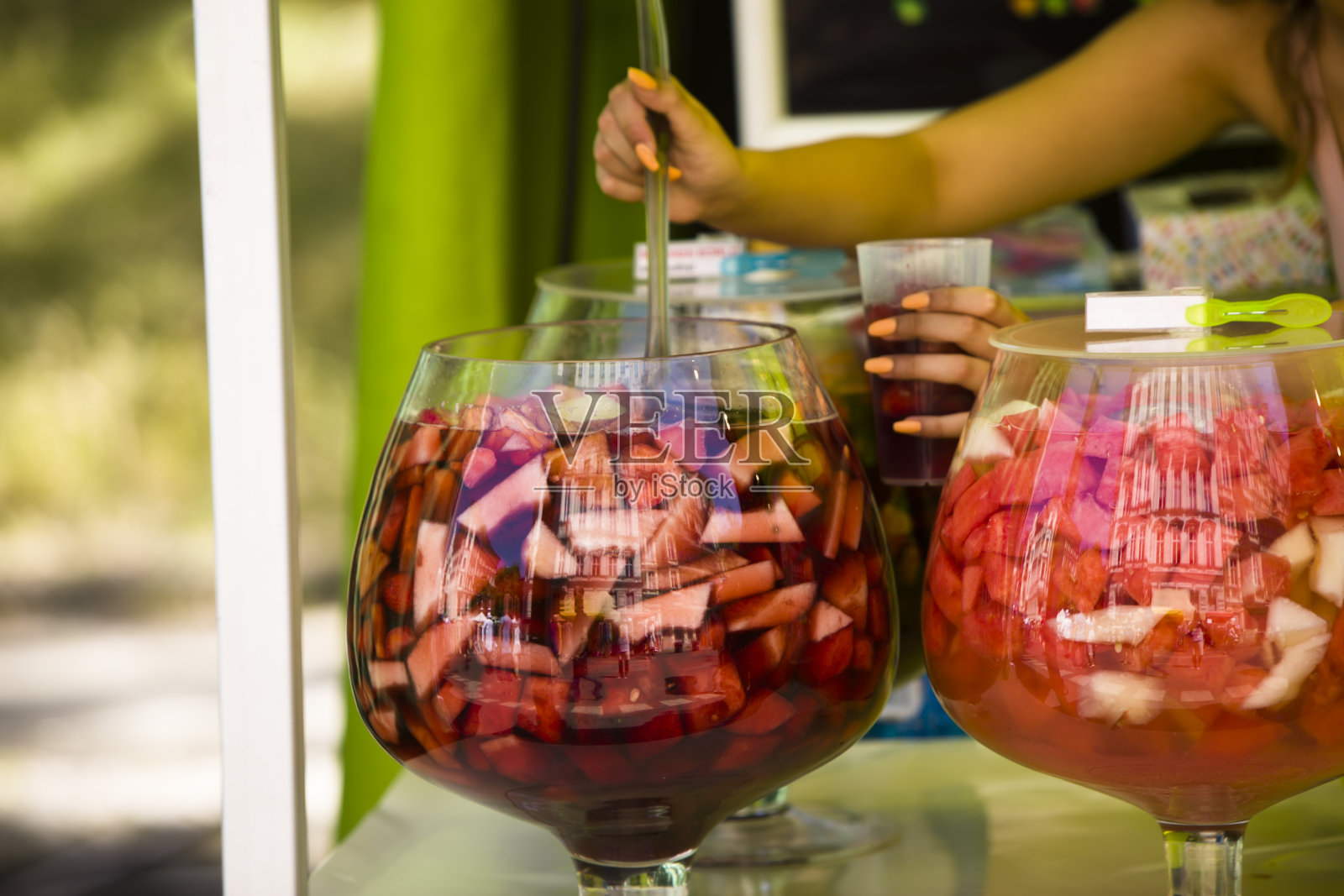 加入西瓜、酸橙和其他水果照片摄影图片