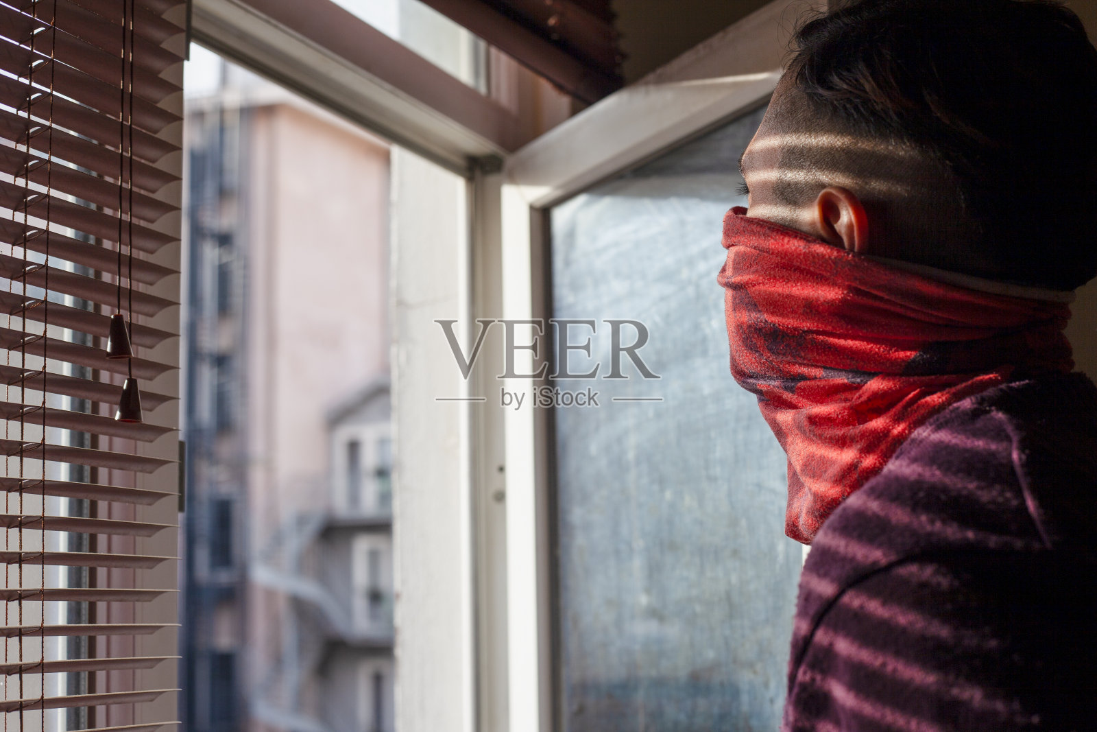 青年男子隔离照片摄影图片