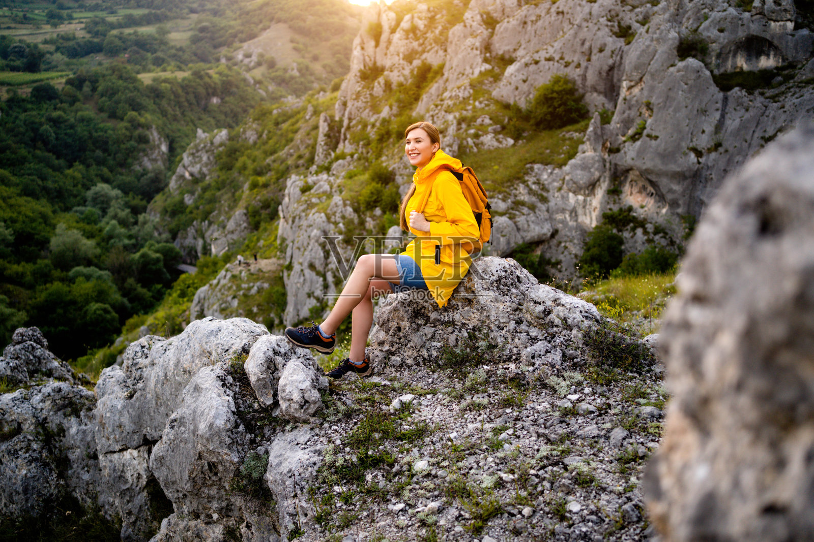 女人坐在山脊上看风景照片摄影图片