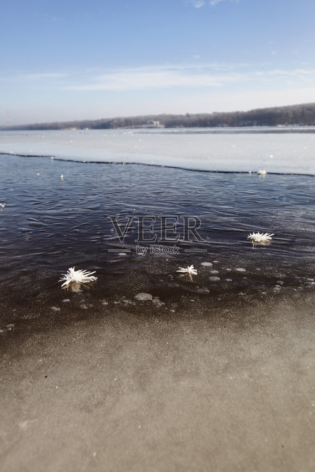 冰湖上的甲烷气泡和白霜照片摄影图片