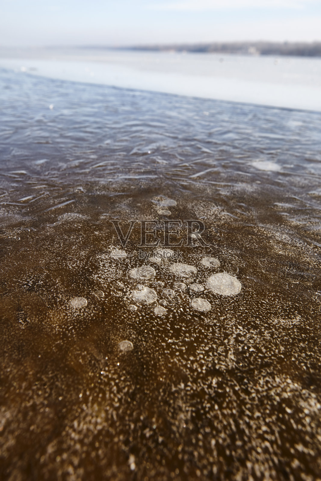 冰湖上的甲烷气泡和白霜照片摄影图片