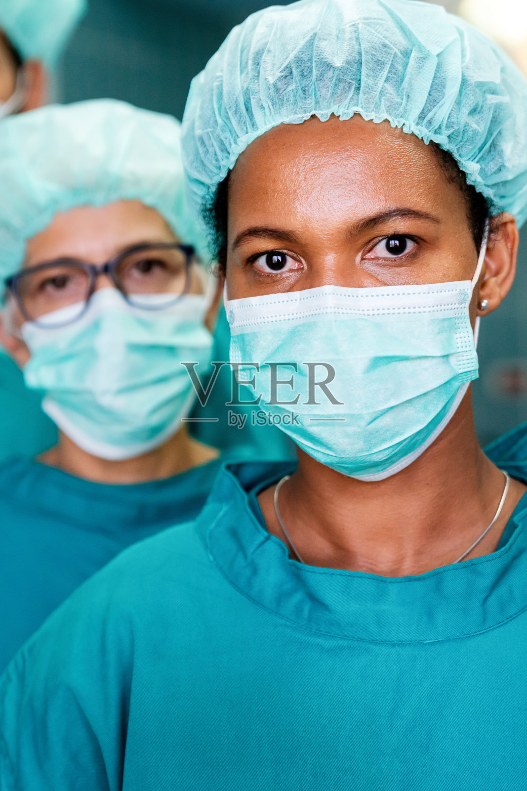 成功的外科医生团队站在手术室,准备为病人工作照片摄影图片