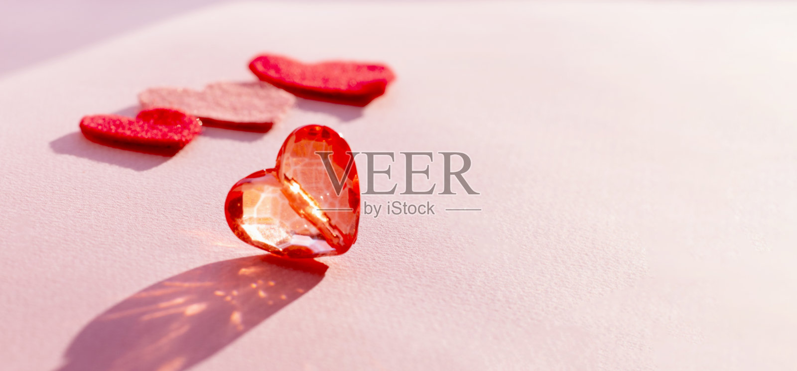 情人节卡片。母亲节和情人节的爱情概念。粉色背景上的毛毡心。有文字空间的情人节卡片照片摄影图片