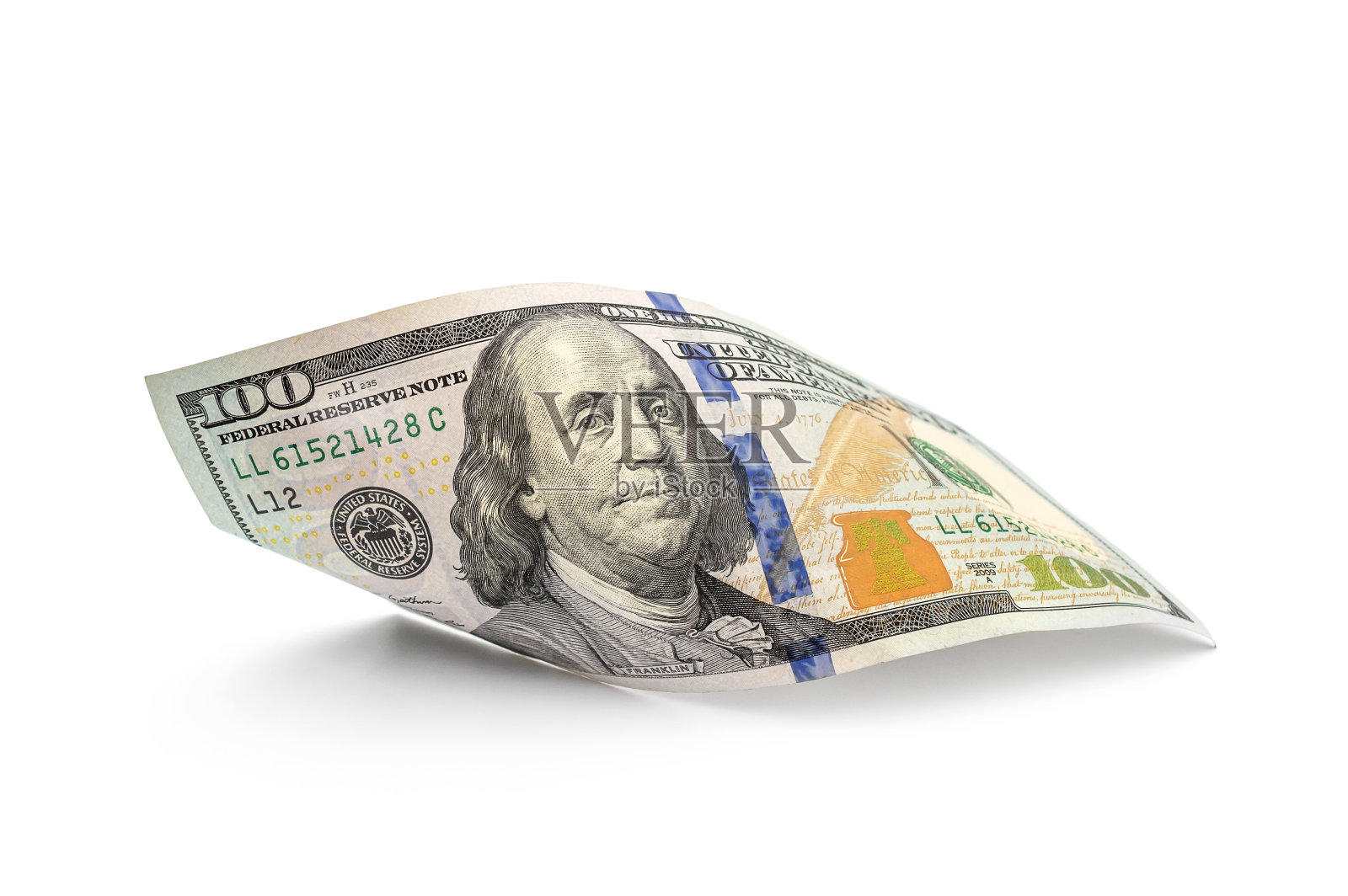 在白色背景上弯曲的一百美元钞票。照片摄影图片