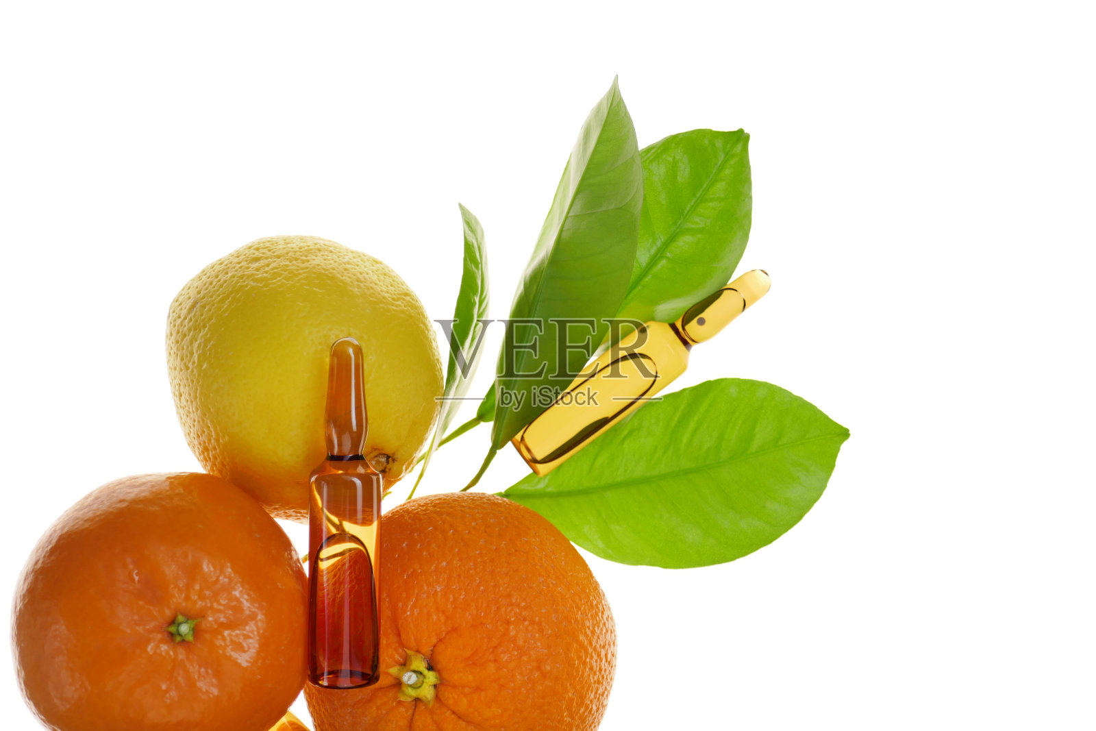 注射维生素C。一种维生素C的溶液在玻璃安瓿设置和柑桔水果孤立在白色背景。健康和美丽。有机化妆品的概念照片摄影图片