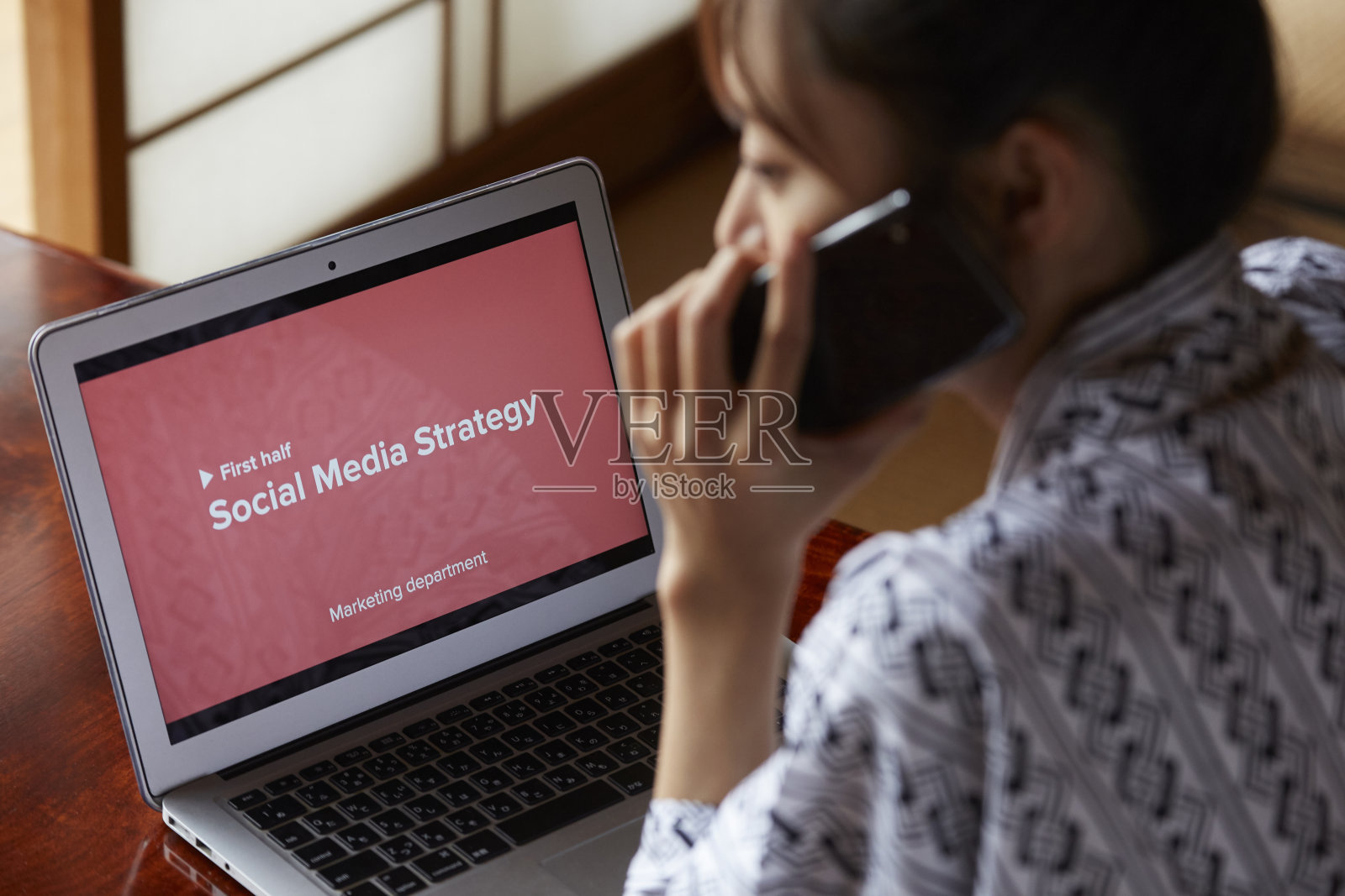 一个年轻的亚洲女人在日本传统旅馆工作照片摄影图片