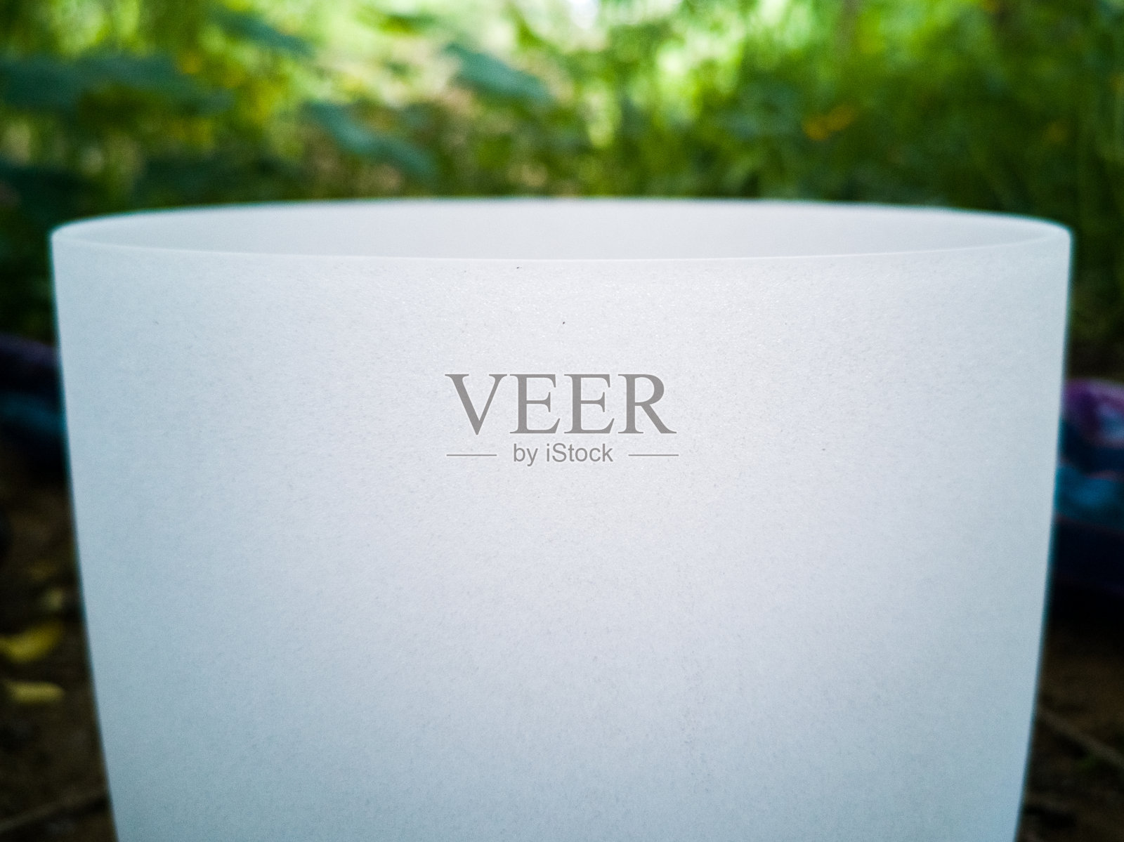 白色石英碗用于声音愈合照片摄影图片