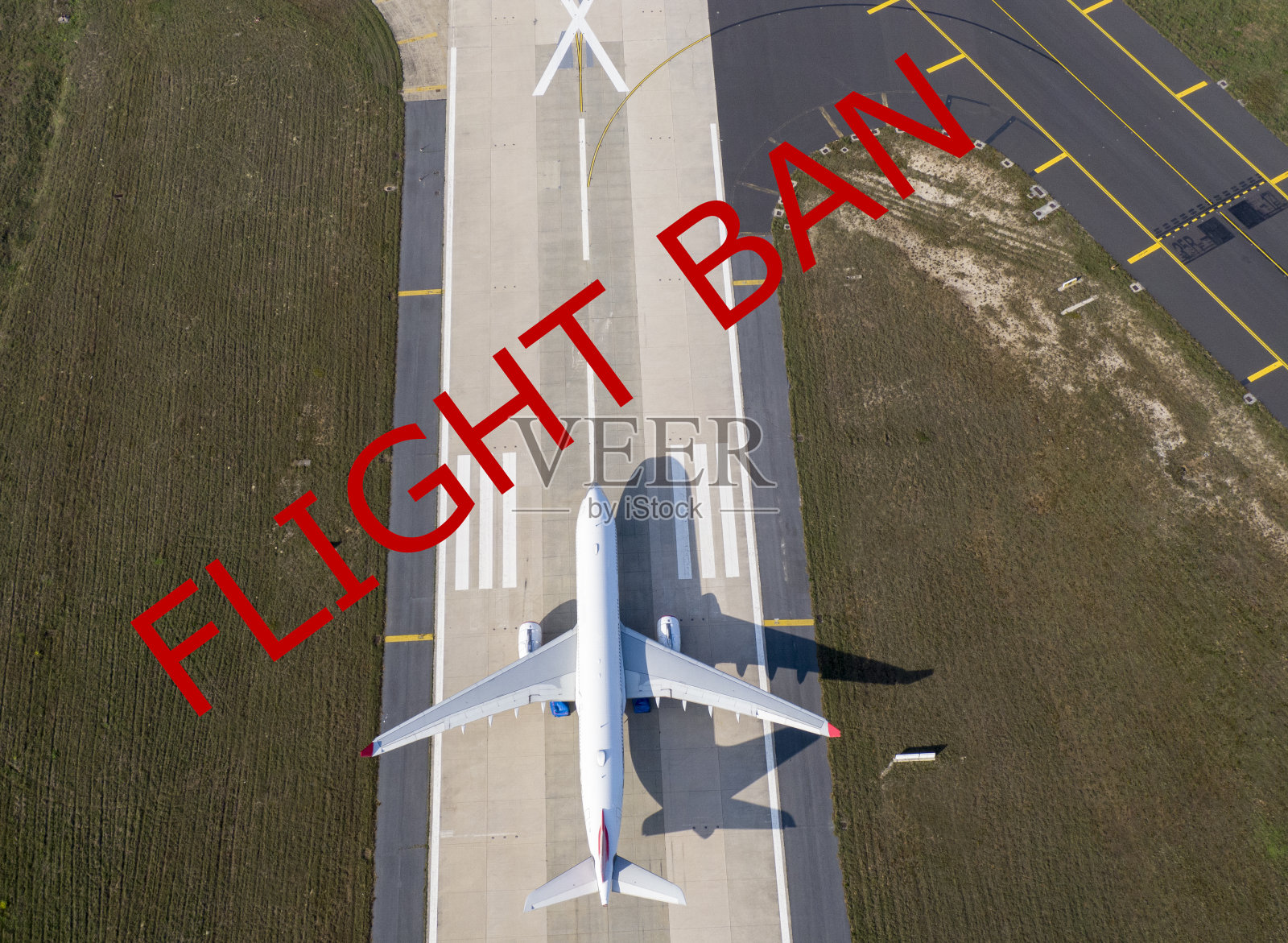 无人机拍摄的飞机从上空停靠在机场空间。航班禁令词照片摄影图片