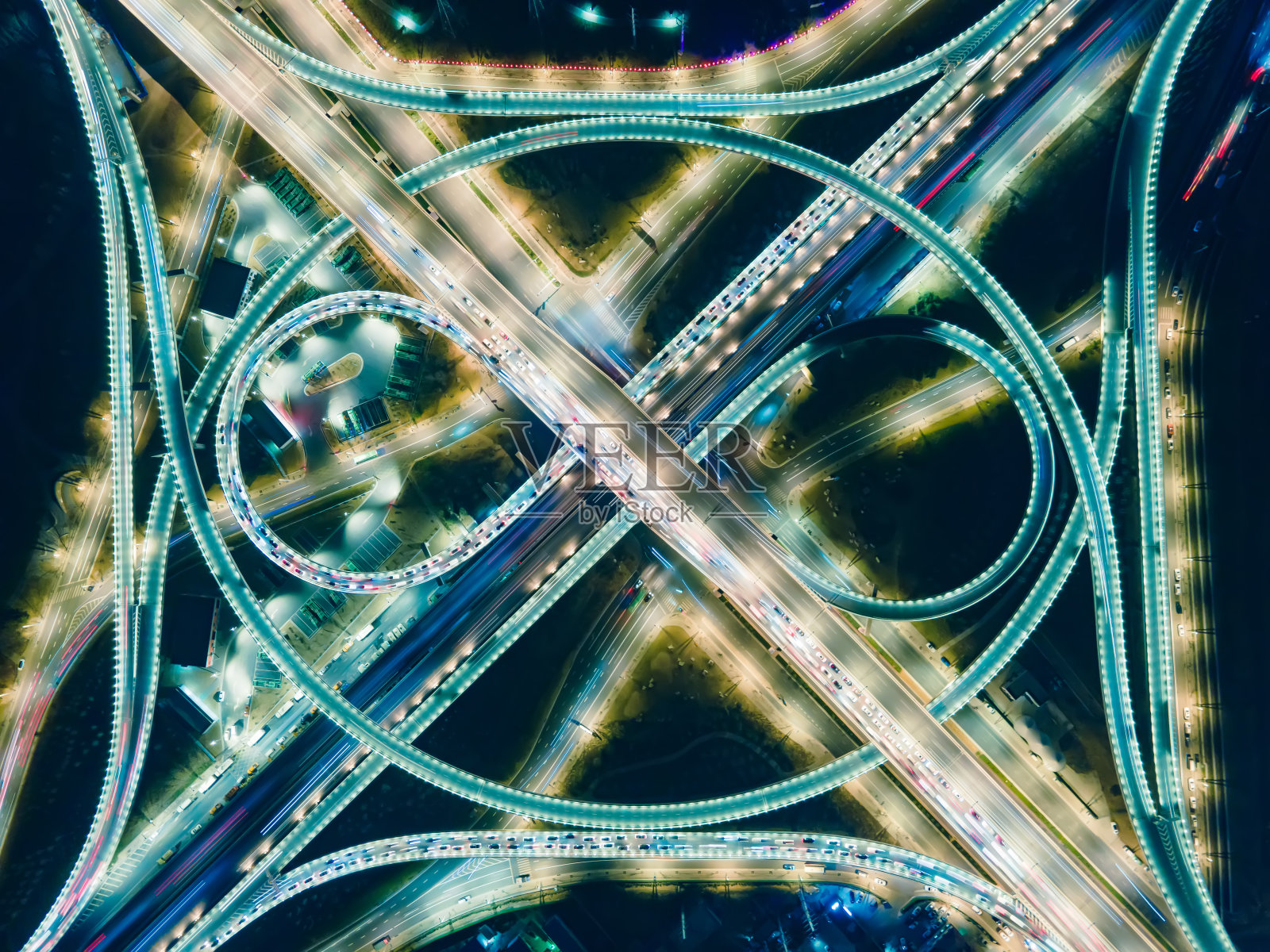 城市公路夜间交通鸟瞰图照片摄影图片