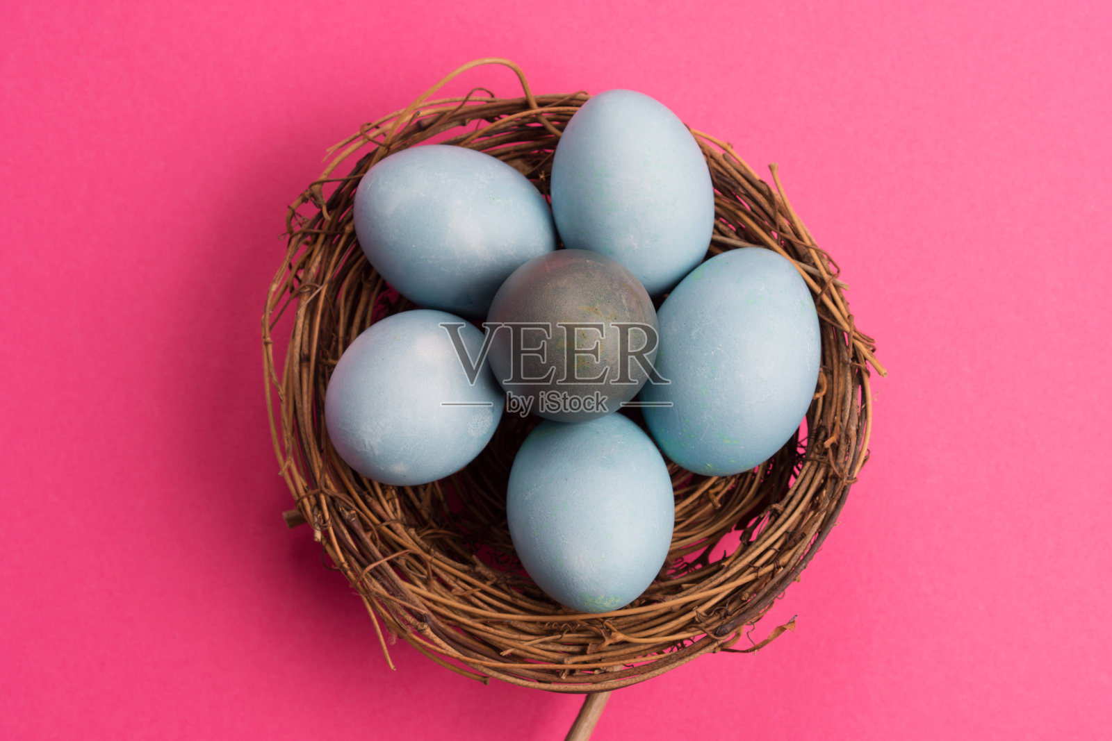 蓝色复活节鸡蛋在深粉红色的背景照片摄影图片