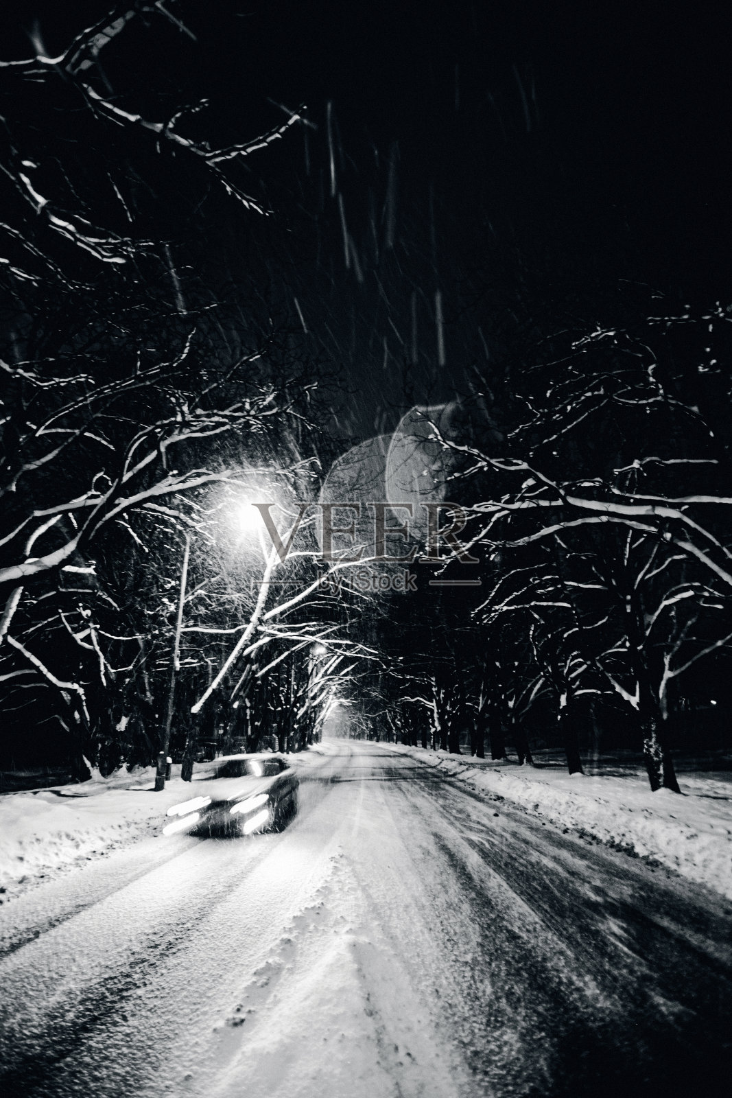 路上有暴风雪照片摄影图片