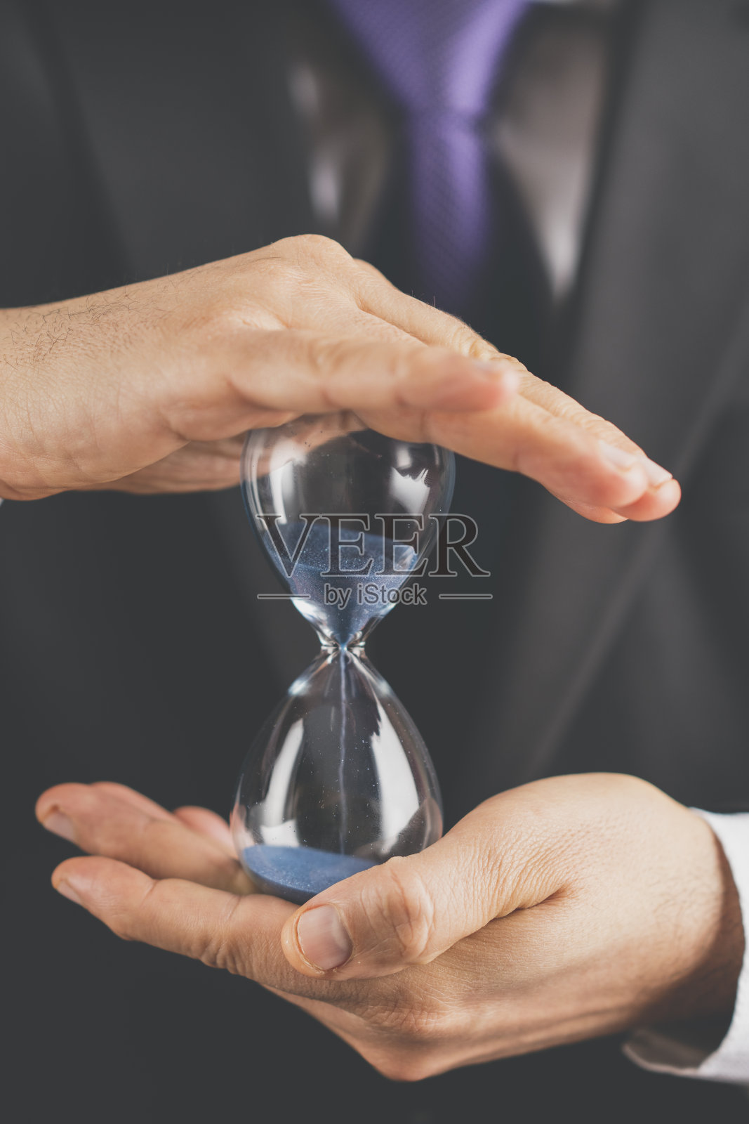 举着沙漏的商人照片摄影图片