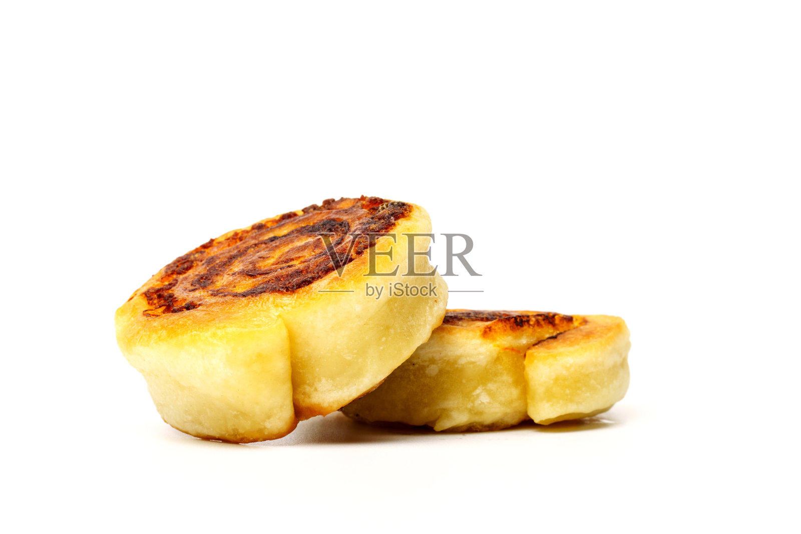 土豆和面团的开胃菜孤立在白色的背景。照片摄影图片