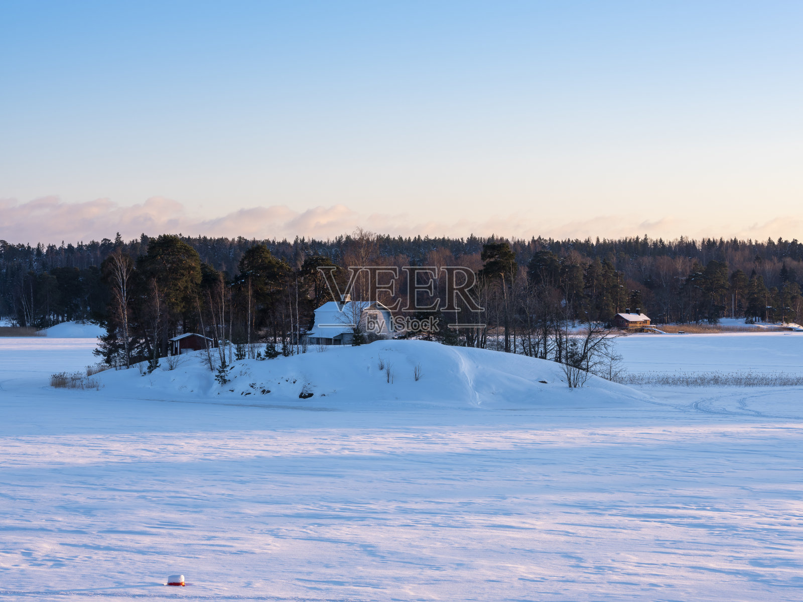美丽的冬季芬兰群岛与浮标站在冰冻的海洋。照片摄影图片