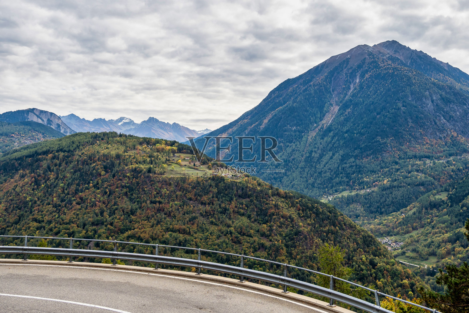 位于法国蒙特上校和瑞士福尔克拉兹上校之间照片摄影图片