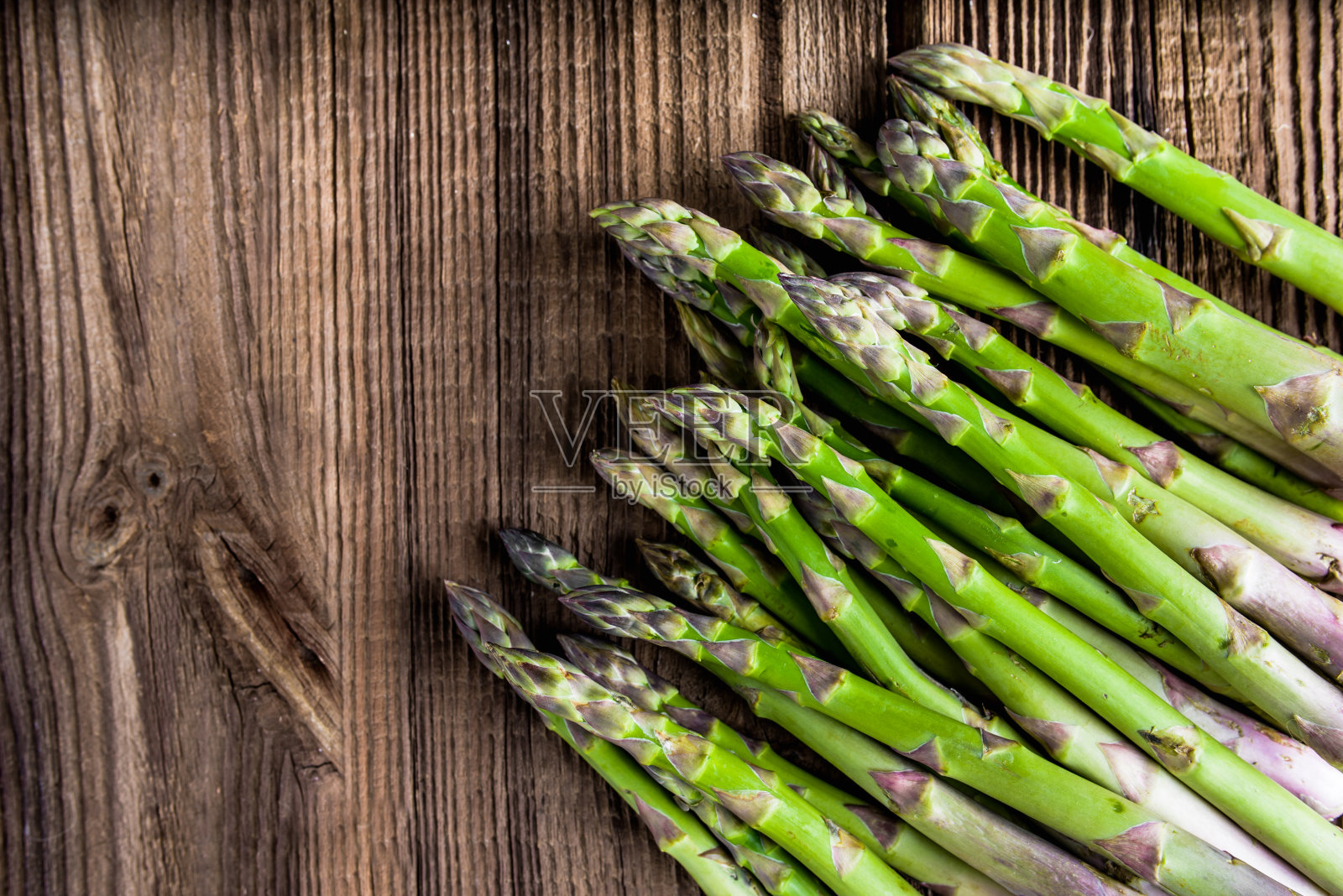 绿芦笋,农贸市场上的新鲜有机蔬菜照片摄影图片