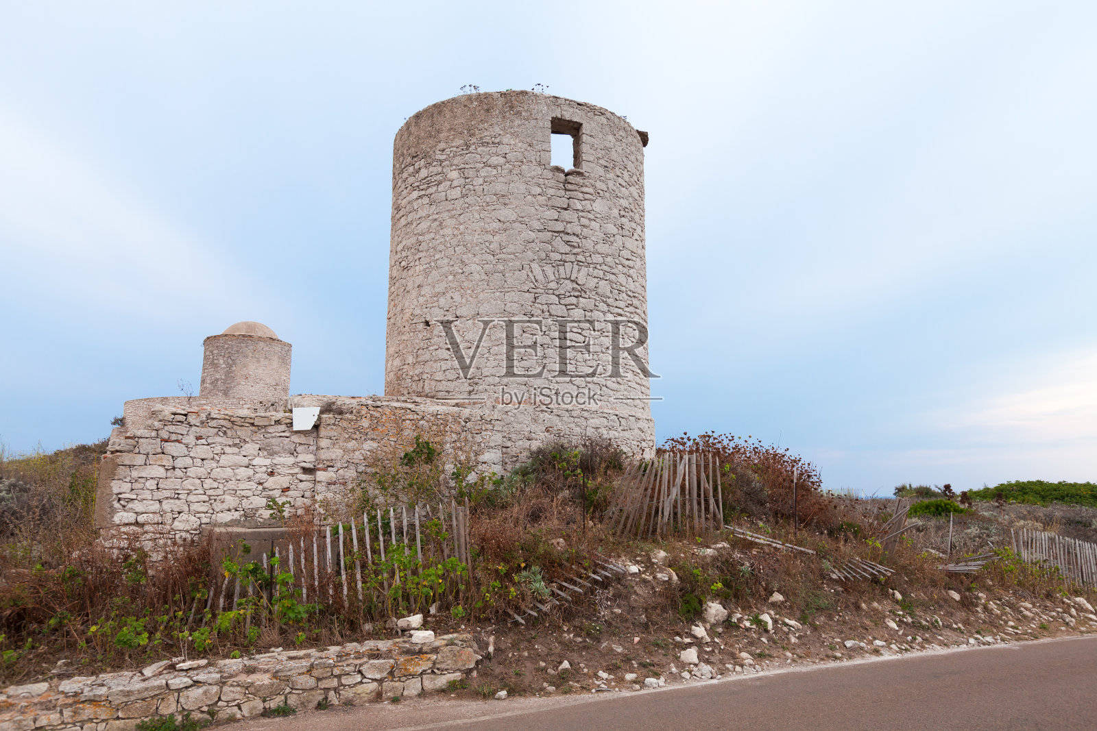 破旧的石头风车。索,科西嘉岛照片摄影图片