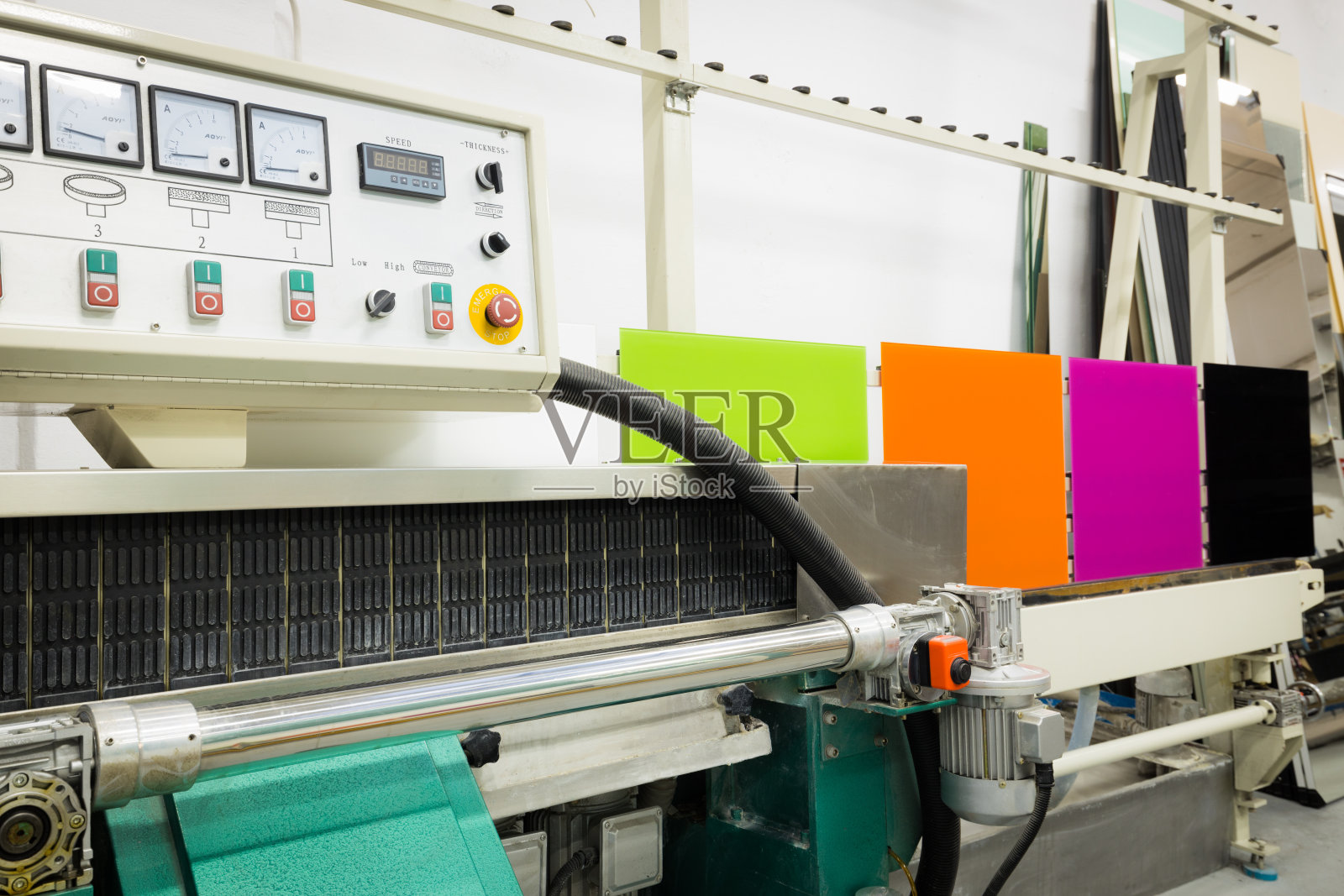 用专业玻璃机对有色玻璃进行研磨抛光照片摄影图片