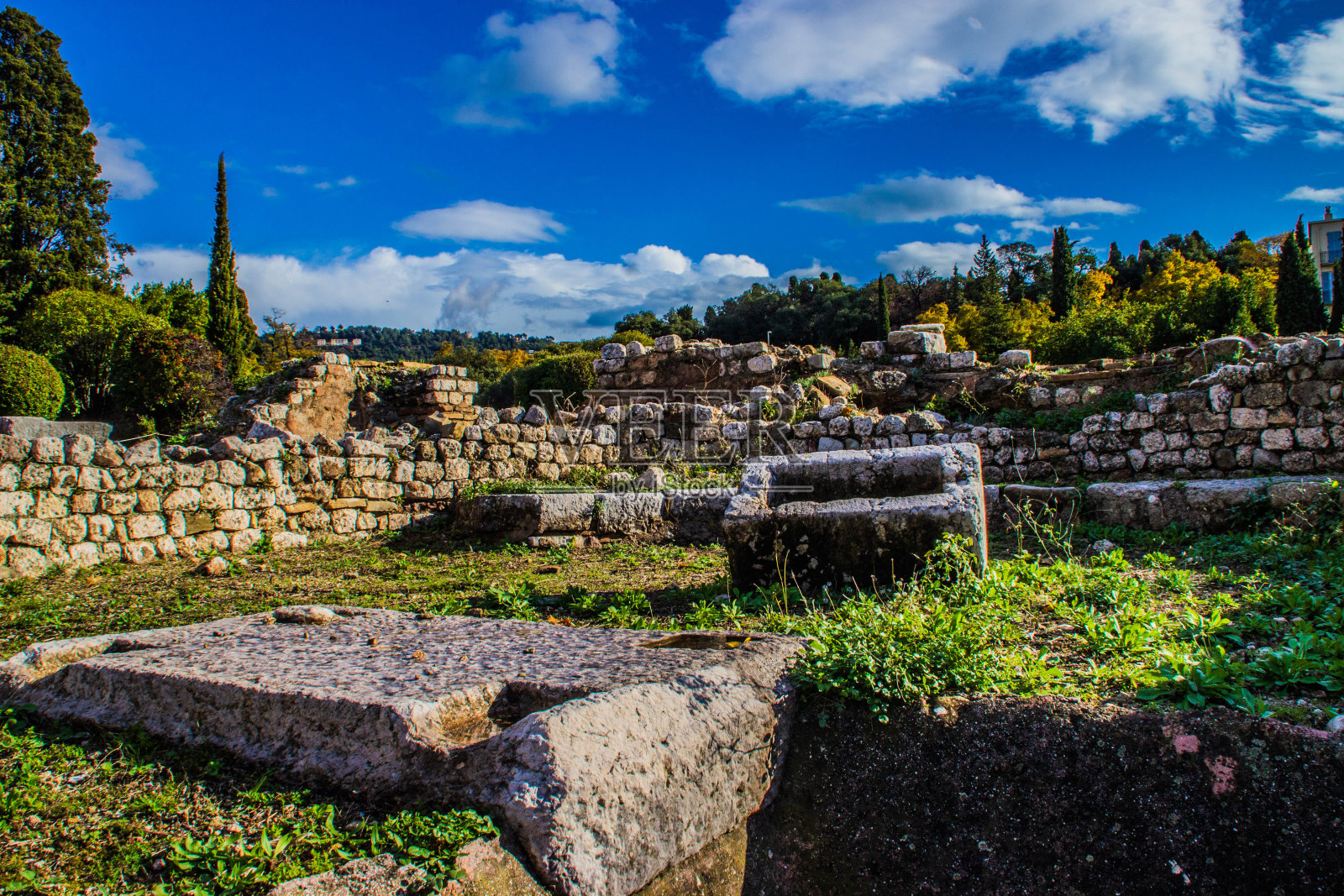 废弃教堂的祭坛照片摄影图片