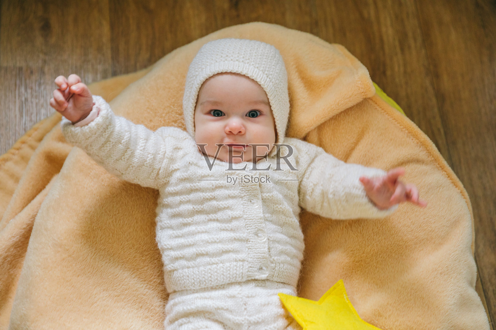 5个月大的女婴,穿着可爱的针织套装。冬天穿的婴儿衣服。婴儿淋浴礼物照片摄影图片