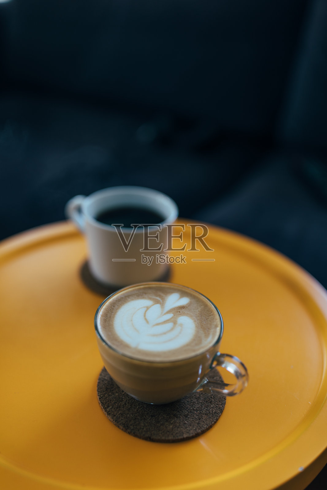 桌上有拿铁和美式咖啡照片摄影图片