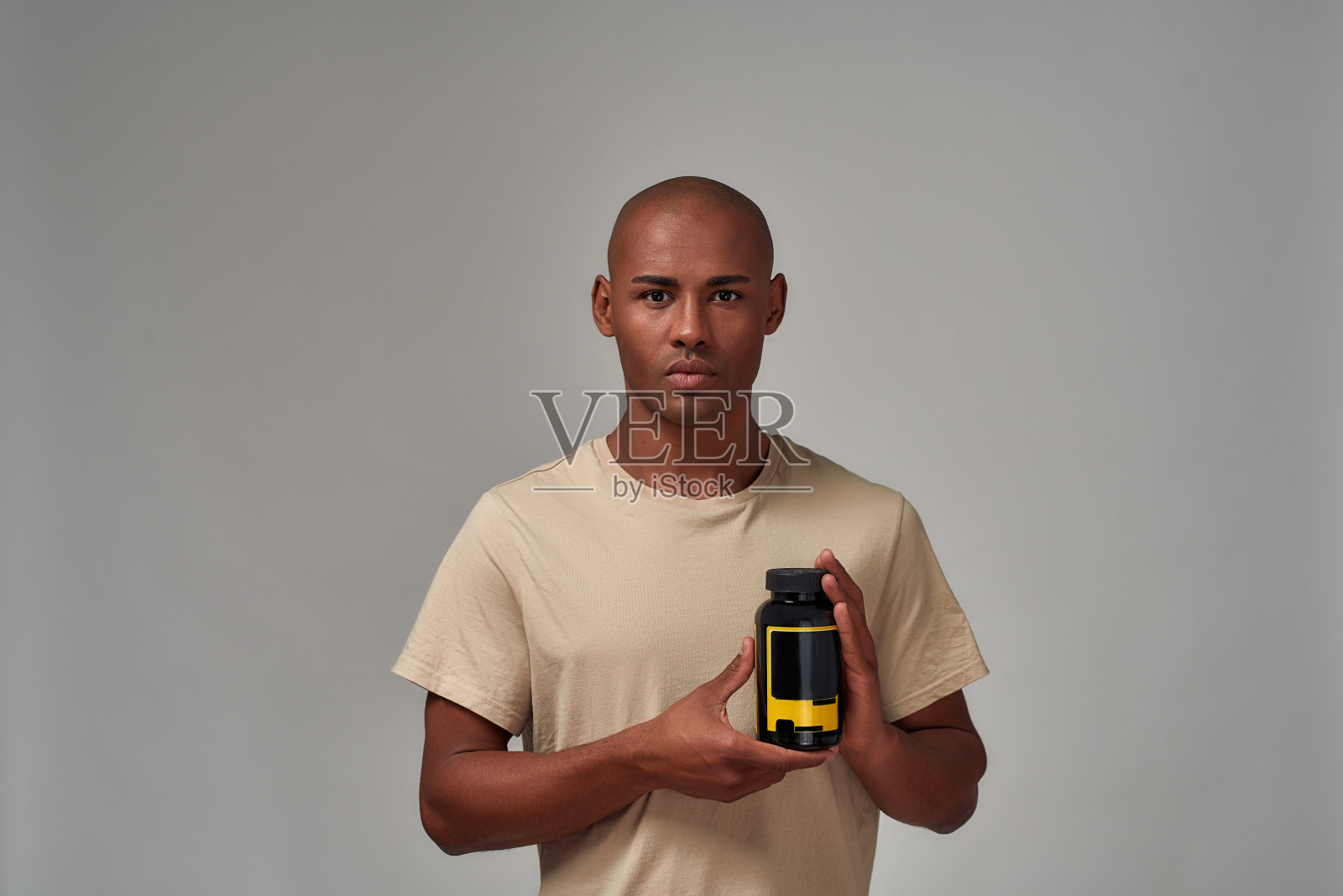 自信的市民用药物为瓶子做广告照片摄影图片