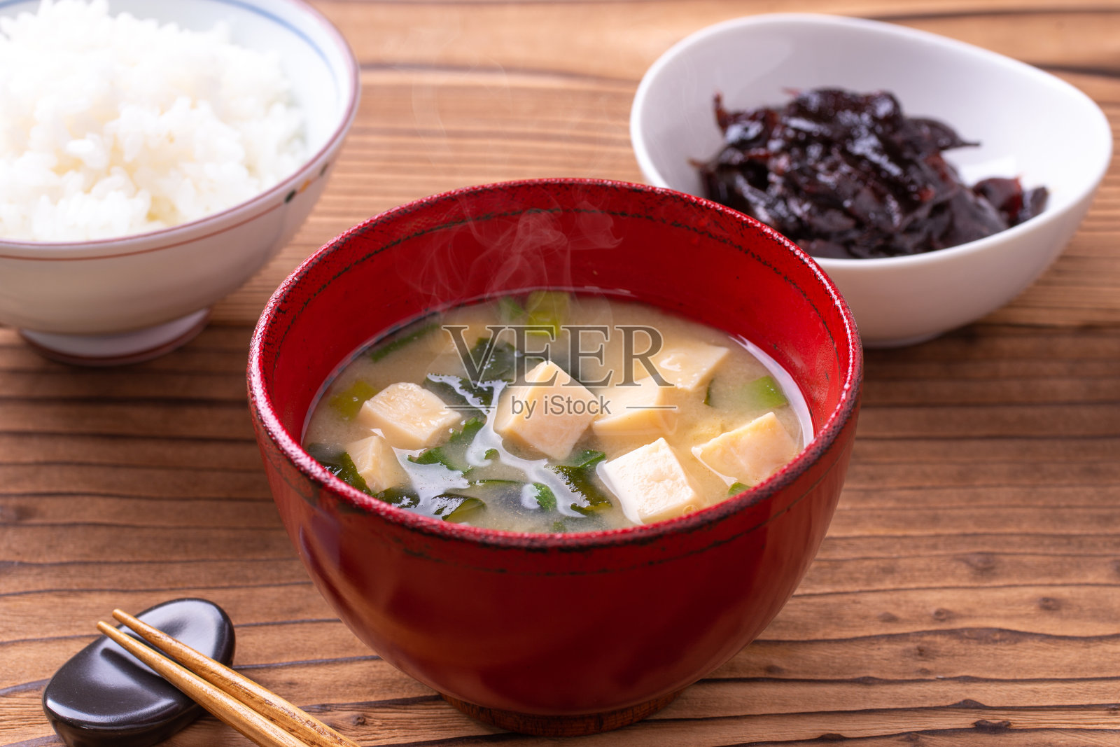 味增汤(豆腐和裙带菜)照片摄影图片