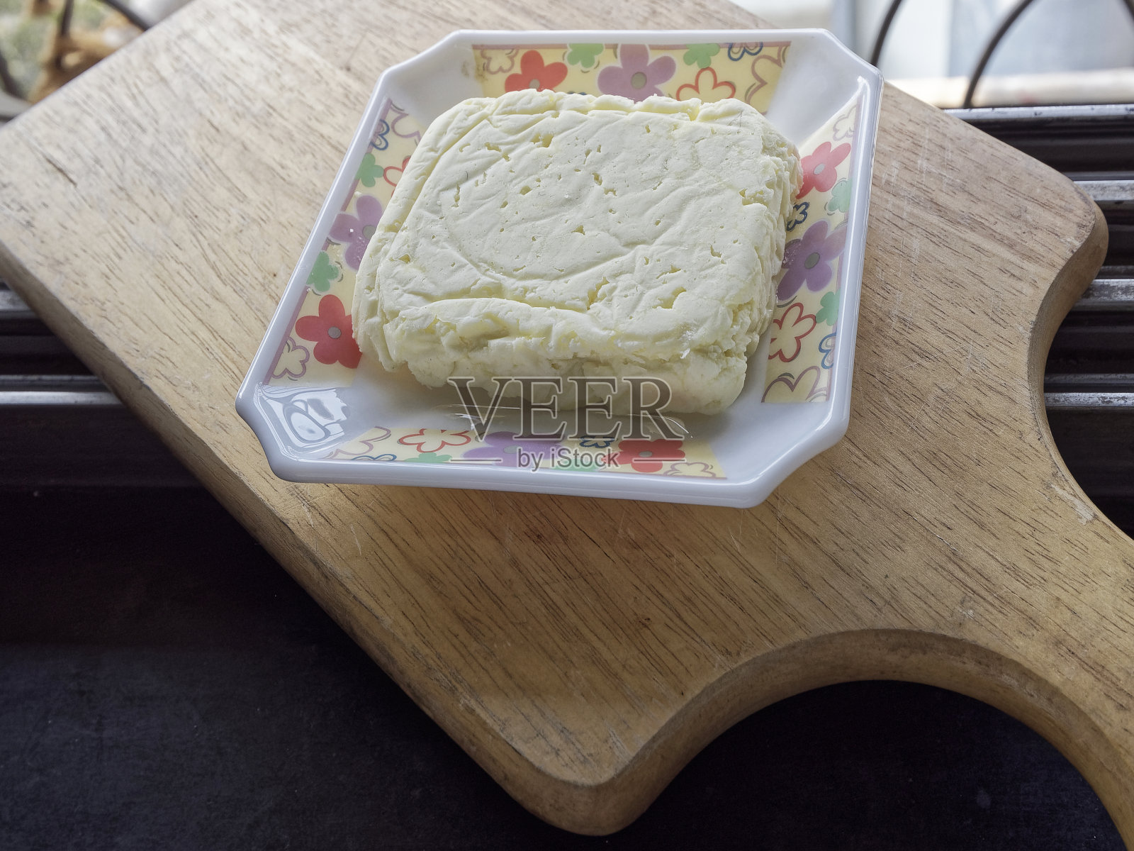 自制新鲜奶酪放在窗台上照片摄影图片