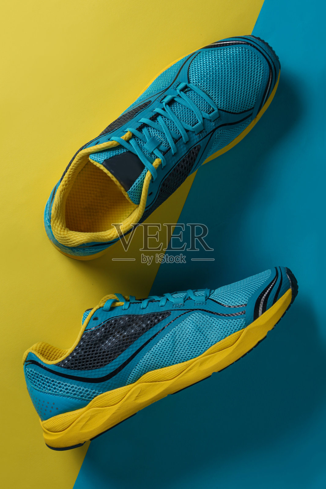 蓝色跑鞋俯视图蓝色黄色背景运动鞋照片摄影图片
