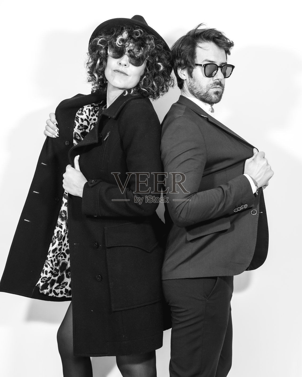 一对白人夫妇在黑白时尚摄影中,穿着优雅的西装站在镜头前照片摄影图片