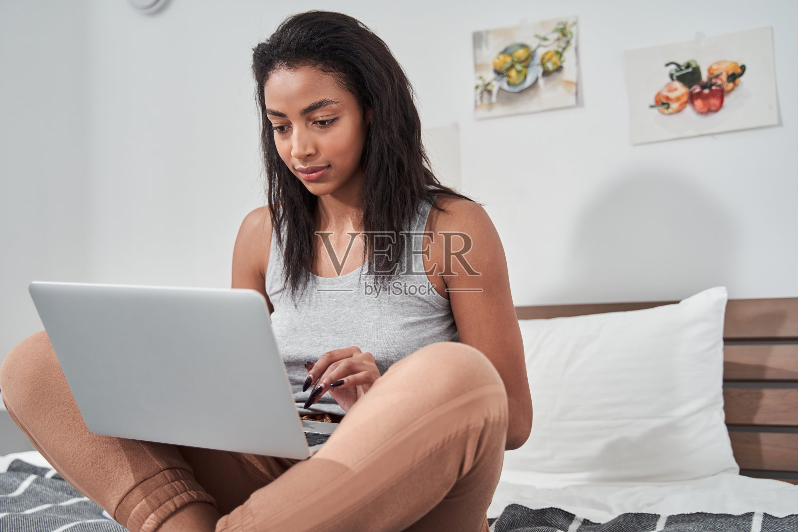 漂亮的女孩在键盘上打字和上网照片摄影图片